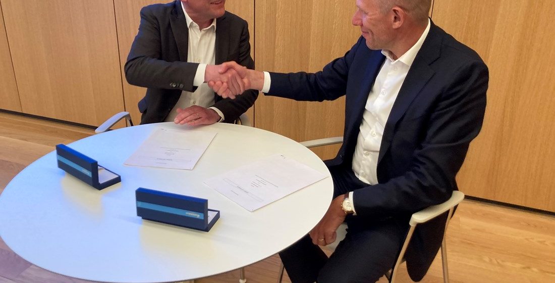 Daan Schalck (NSP) en Jens Bjørn Andersen (DSV) na ondertekening contract